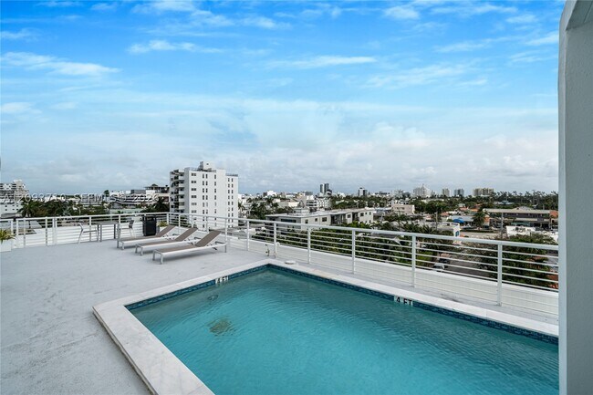 Building Photo - 1428 West Dr