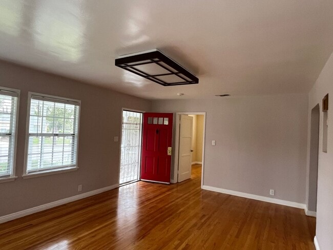 Building Photo - 3 Bedrood/ 2 Bath Home in Alhambra