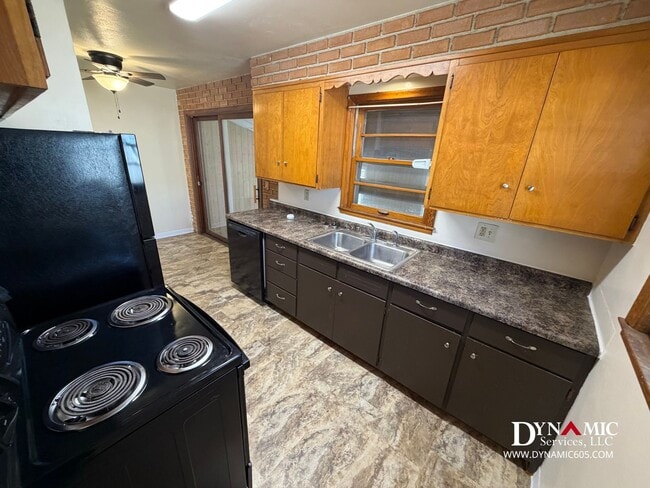 Building Photo - Updated 4+ Bedroom, 2 Bathroom House By Augustana University