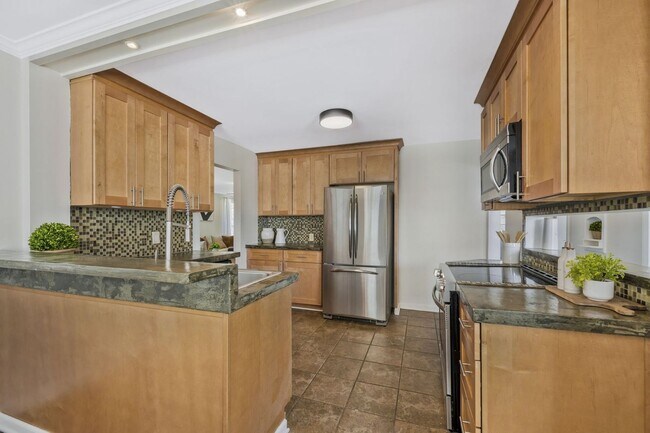 Building Photo - Charming cottage in Inglewood section of E...