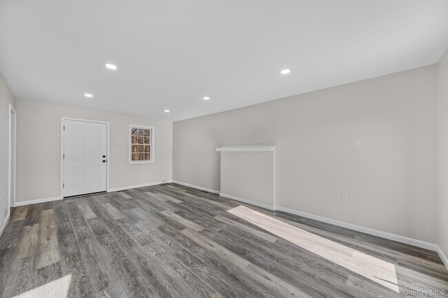 Building Photo - 18-18 Willow Way