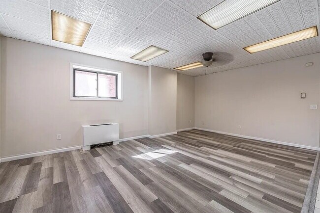 Building Photo - "Chic Urban Living: Spacious 1-Bedroom Oas...