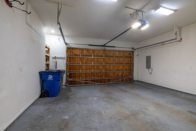 Building Photo - 2900 N Fitzhugh Ave