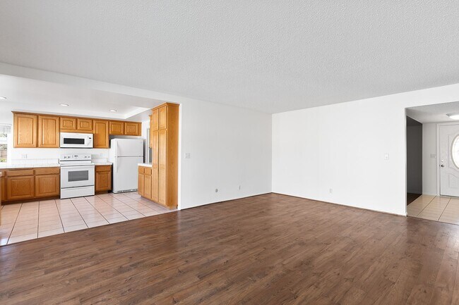 Building Photo - Stunning 4-Bedroom Simi Valley Home with P...