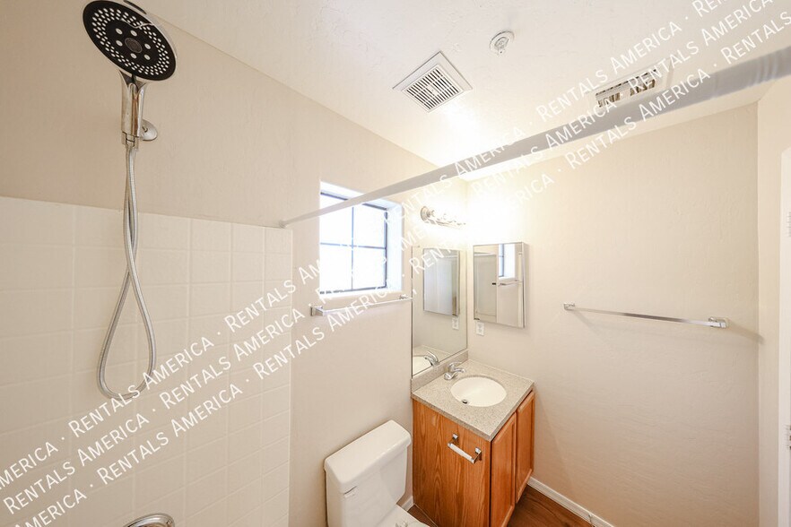 Building Photo - 3716 E University Dr