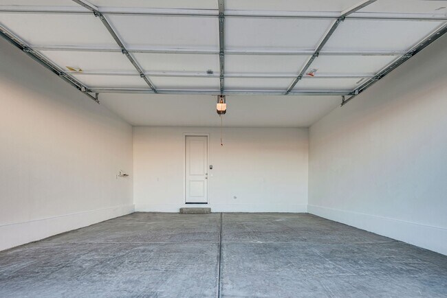 Building Photo - Sleek Contemporary Townhome with Open Layout in Prime Las Vegas Location