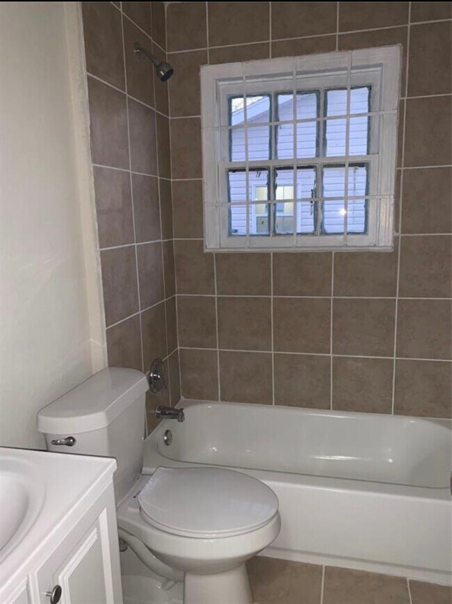 Building Photo - 324 Delaware St