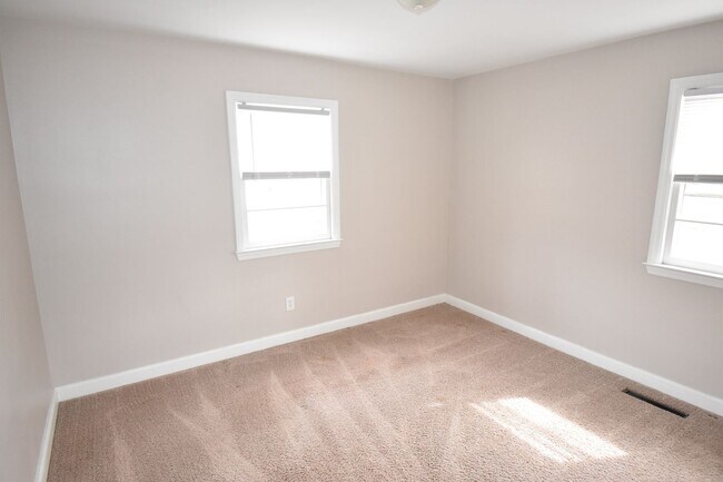 Building Photo - 2 Bedroom and 1.5 Bath Home- Greenwood (No Pets)