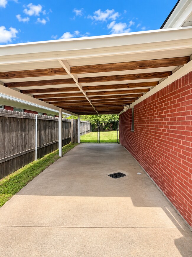 Building Photo - 2505 Douglas Dr