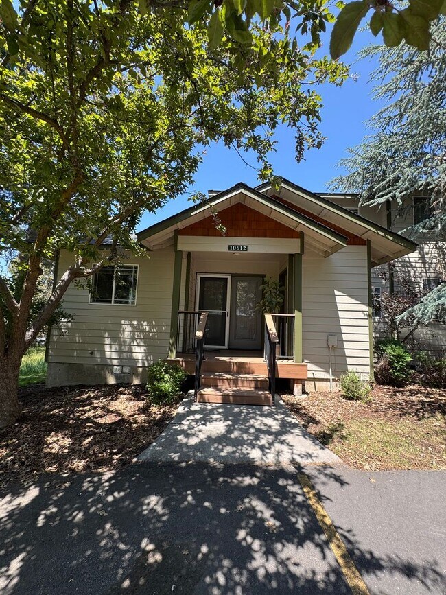 Building Photo - 3 Bed 2.5 Bath Town Home in Running Y - Ac...