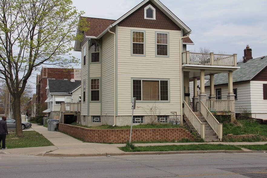 Building Photo - 2440 N Oakland Ave