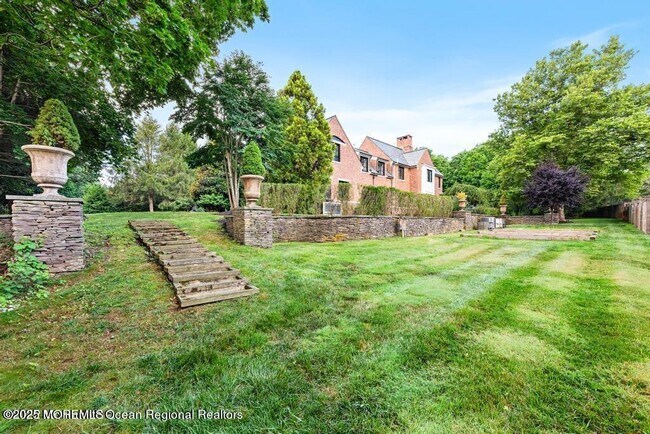 Building Photo - 18 Sheraton Ln