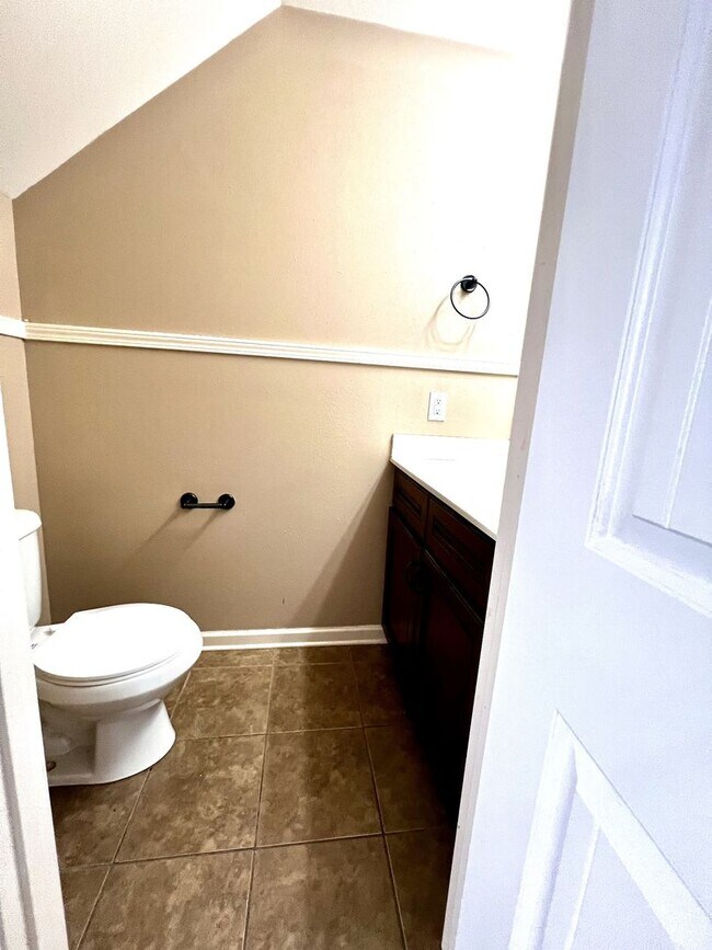 Building Photo - 2 Bedroom 1.5 Bath Townhome