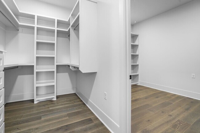 Building Photo - 3311 Skyline Dr