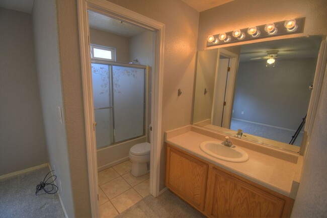 Building Photo - Adorable 2 Bedroom, 2 Bathroom, 2 Car Gara...