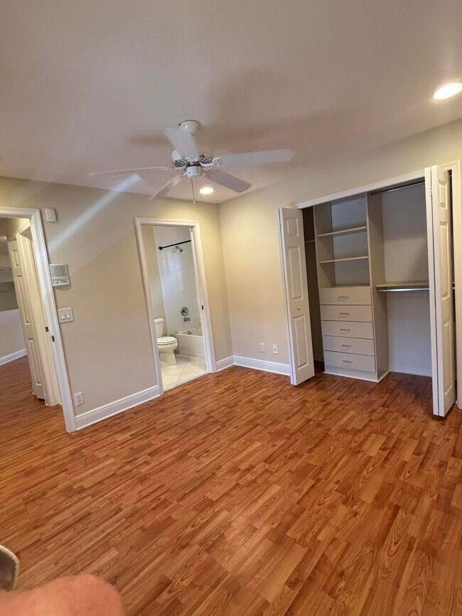 Building Photo - 10100 Larkspur Ln