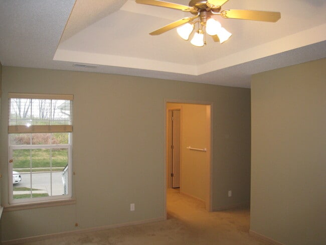 Building Photo - 9806 N Lewis Ave