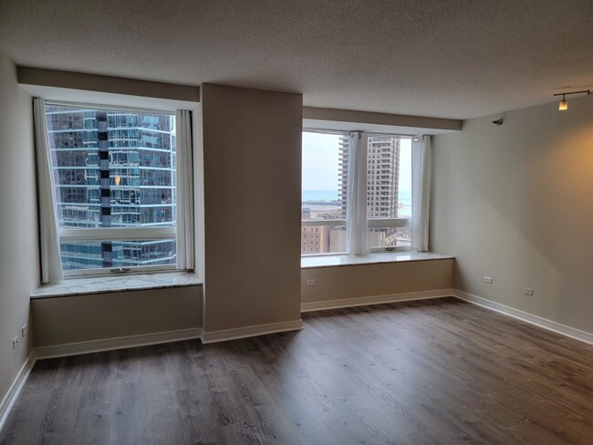 Building Photo - 512 N McClurg Ct