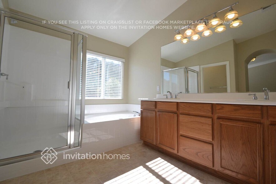 Building Photo - 33885 Pinehurst Dr