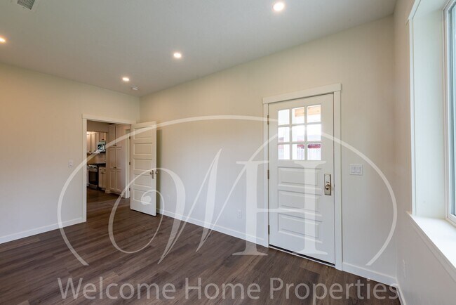 Building Photo - Country Living in Gorgeous 2 Bedroom Home Near Town