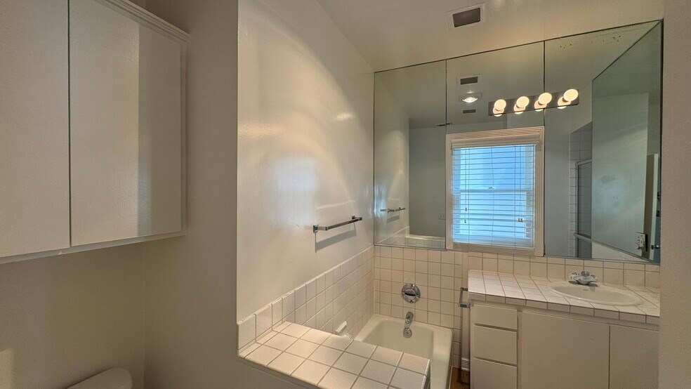 Building Photo - 10816 3/4 Lindbrook Dr