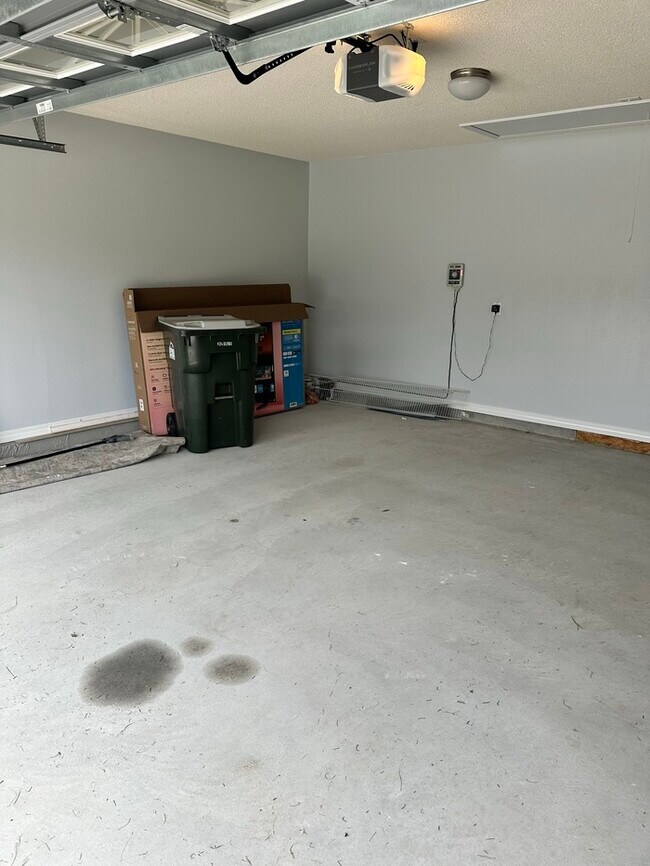 Building Photo - Large 4 bed / 3 bath home minutes from Nav...