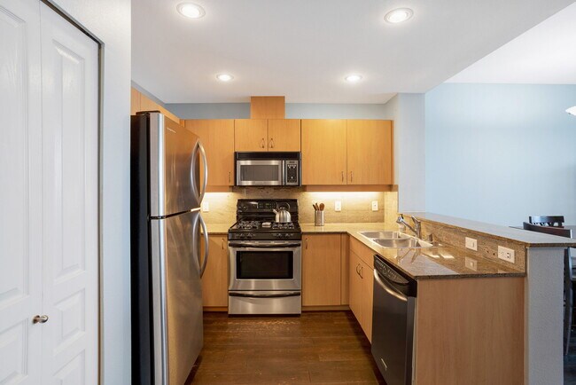 Building Photo - 300 W Beech St