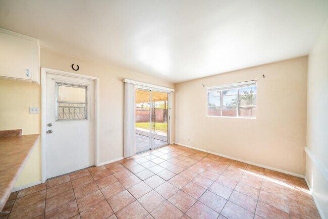 Building Photo - FIRST MONTH FREE! AFFORDABLE UNIT IN TEMPE!!!