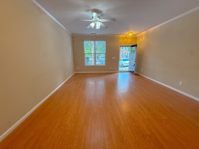 Building Photo - Spacious 2 bedroom 2.5 bath townhome