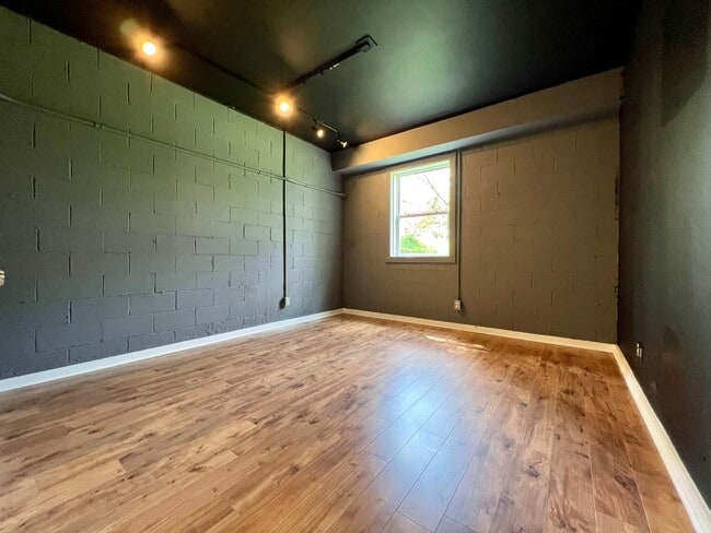 Building Photo - Beautiful and Spacious 5 Bedroom + 3 Bath Home w/ Office close to Downtown!