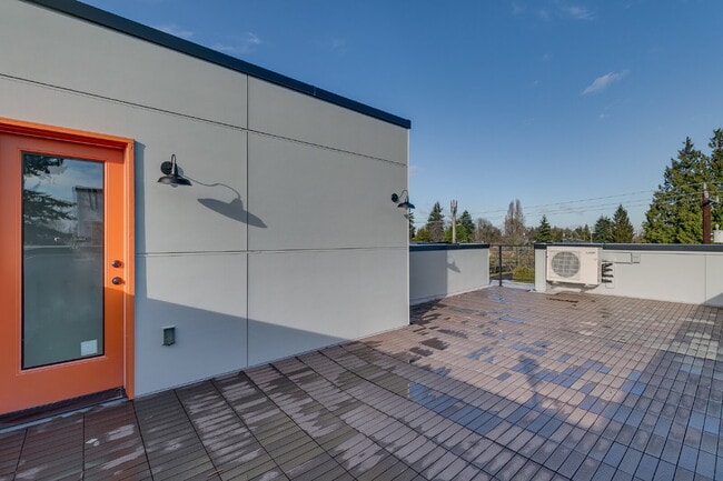 Building Photo - Modern, Spacious 2020 Townhome in West Seattle!