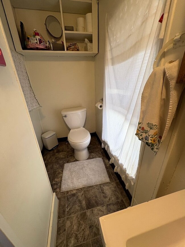 Building Photo - 2 Bedroom 1 Bathroom Single Family Home On The North Side