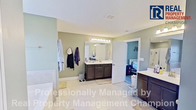 Building Photo - Gorgeous 4 BD/3.5 BA Executive Home w/Spacious Fenced Yard