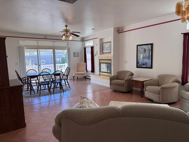 Building Photo - Fully Furnished 3Bed, 2Bath, 2Car Garage i...