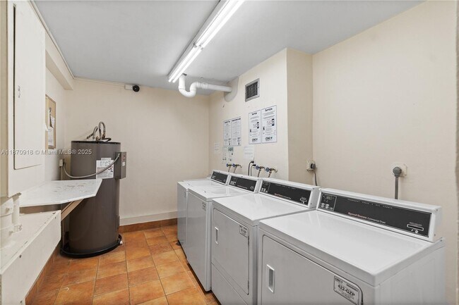 Building Photo - 3725 S Ocean Dr