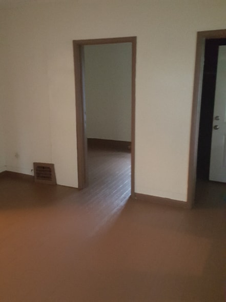 Building Photo - 775 E Vineyard Ave