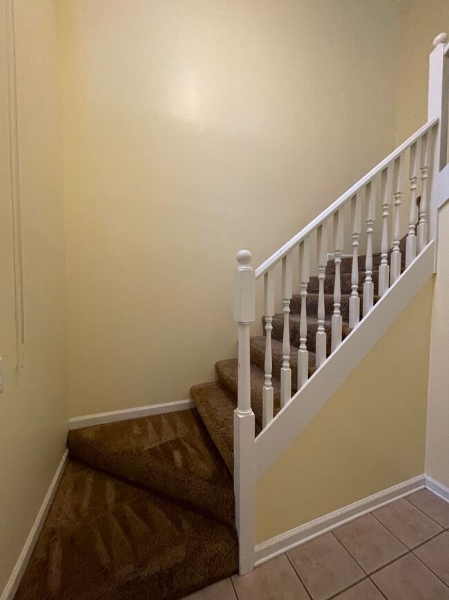 Building Photo - Foxchase Subdivision - End Unit!
