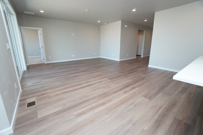 Building Photo - 14561 Pne Knl St