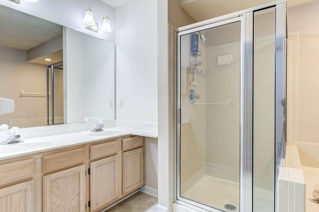 Building Photo - SPACIOUS 3 BEDROOM 2 BATH W/2 CAR GARAGE