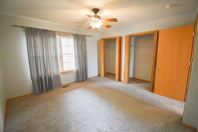 Building Photo - Spacious 2-story townhouse with extra garage space available!