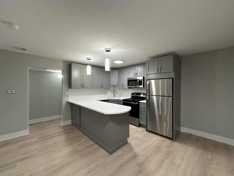 Building Photo - 1220 N La Salle Dr