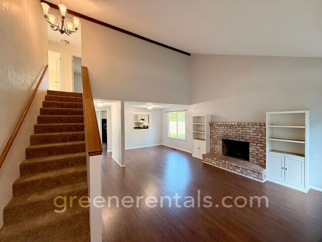 Building Photo - 3BD/1.5BA in Desired West Olympia Location