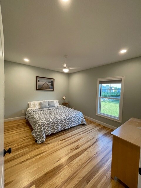 large bed room w/ King bed and walk in closit - 70 Bardwell St