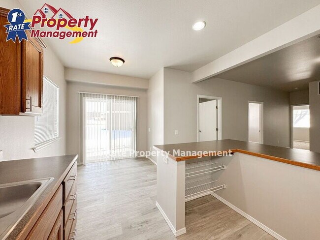 Building Photo - 898 N Bluffwood Ln
