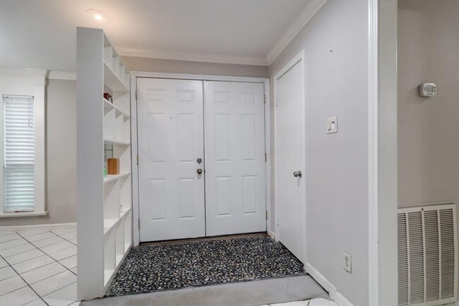 Building Photo - 2912 Camelot Ln