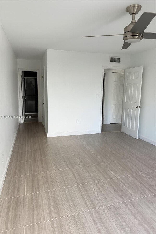 Building Photo - 400 Kings Point Dr