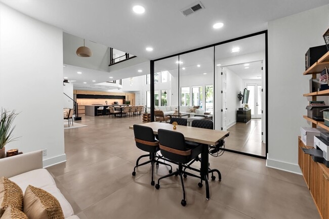 Building Photo - 1 E Wedgewood Glen