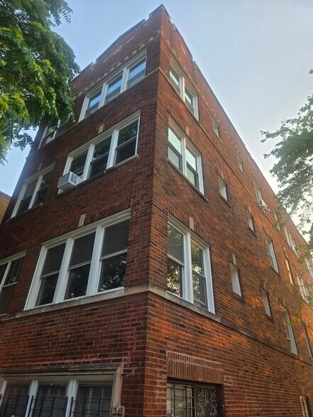 Primary Photo - 858 N Hoyne Ave