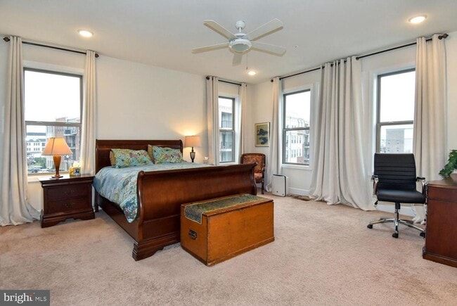 Building Photo - 4-Level Furnished townhome!