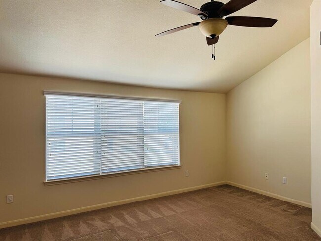 Building Photo - 1620 Bryant Dr